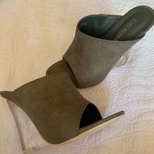 BRAND NEW. Cape Robbin Cotton Candy Olive 6